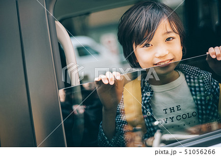 子供 車 送り迎えの写真素材