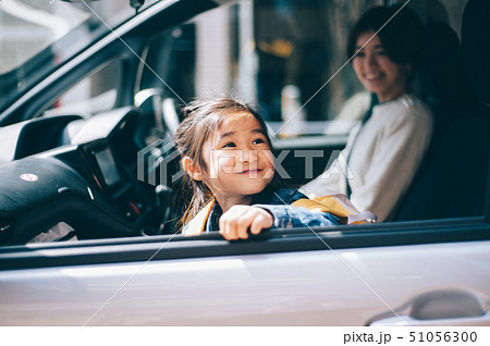 親子　車　送り迎え 51056300