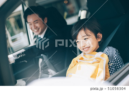 親子 車 送り迎え 親子 車 送り迎え 51056304