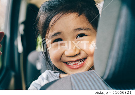 子供 車 ライフスタイルの写真素材
