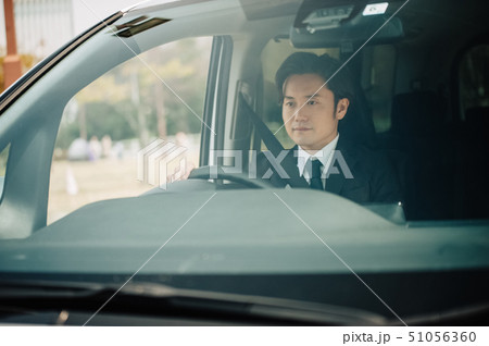 男性　車　ビジネスマン 51056360