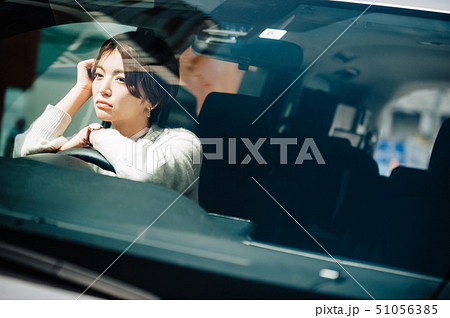 女性　車　ドライブ　考える 51056385