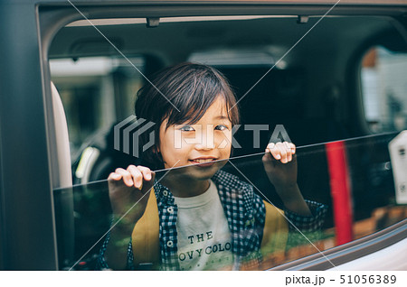 子供　車　送り迎え 51056389