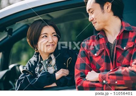 カップル　夫婦　車　ドライブ 51056401
