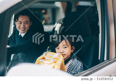 親子 車 送り迎え 親子 車 送り迎え 51056452