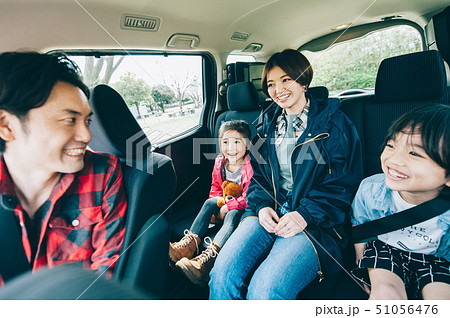 家族　車　ドライブ 51056476