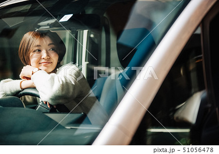 女性　車　ドライブ 51056478
