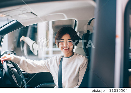 女性　車　ドライブ 51056504