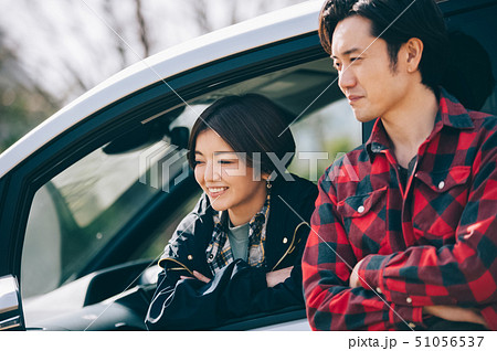 カップル　夫婦　車　ドライブ 51056537