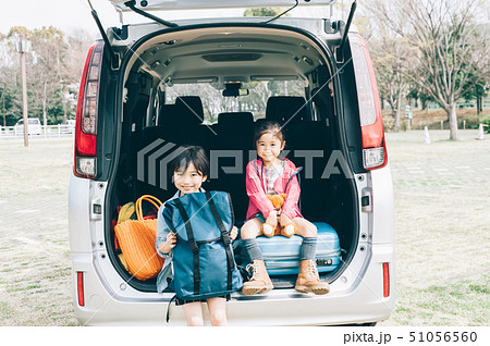 家族　車　キャンプ 51056560