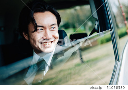 男性 車 ビジネスマン 男性 車 ビジネスマン 51056580