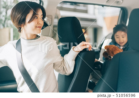 親子　車　送り迎え 51056596