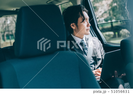 男性　車　ビジネスマン 51056631