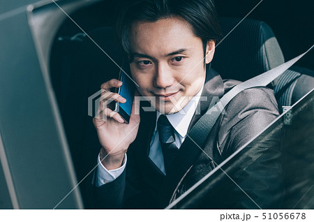 男性 車 ビジネスマン 男性 車 ビジネスマン 51056678