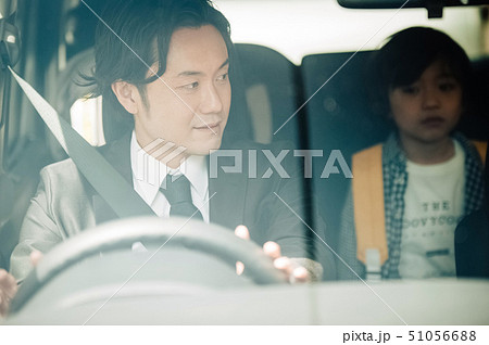 親子　車　送り迎え 51056688
