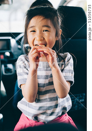 子供 車 ライフスタイルの写真素材