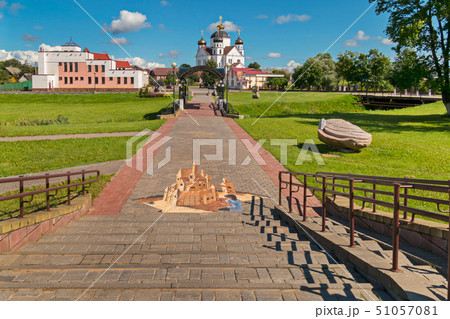 Go down the alley with a picture below the archway Go down the alley with a picture below the archway 51057081