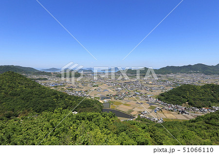 三豊平野北部を南から北、備讃瀬戸方向に展望する「三豊コールドロン（三豊カルデラ跡）」 51066110