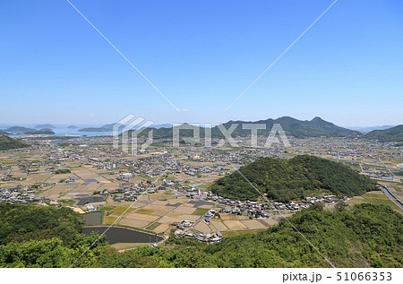 三豊平野北部を南から北、備讃瀬戸方向に展望する「三豊コールドロン(三豊カルデラ跡)」 三豊平野北部を南から北、備讃瀬戸方向に展望する「三豊コールドロン(三豊カルデラ跡)」 51066353