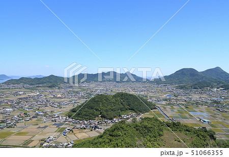 三豊平野北部を南から北、三野津湾から鳥坂方向に展望する「三豊コールドロン（三豊カルデラ跡）」 51066355