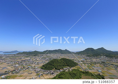 三豊平野北部を南から北、三野津湾から鳥坂方向に展望する「三豊コールドロン（三豊カルデラ跡）」 51066357