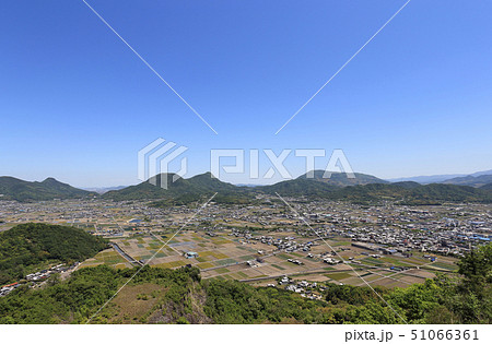 三豊平野北部を高瀬から東、大日峠方向に展望する「三豊コールドロン（三豊カルデラ跡）」 51066361