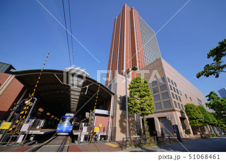 日本の東京都市景観　太陽光を反射する電車や東急世田谷線三軒茶屋駅、キャロットタワーなどを望む 51068461