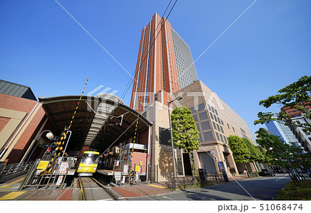 日本の東京都市景観 太陽光を反射する電車や東急世田谷線三軒茶屋駅、キャロットタワーなどを望む 日本の東京都市景観 太陽光を反射する電車や東急世田谷線三軒茶屋駅、キャロットタワーなどを望む 51068474