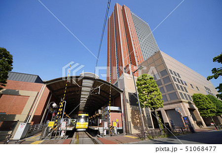 日本の東京都市景観　太陽光を反射する電車や東急世田谷線三軒茶屋駅、キャロットタワーなどを望む 51068477