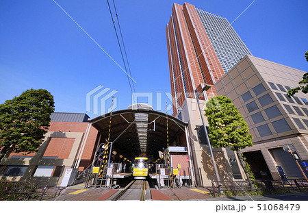 日本の東京都市景観　太陽光を反射する電車や東急世田谷線三軒茶屋駅、キャロットタワーなどを望む 51068479