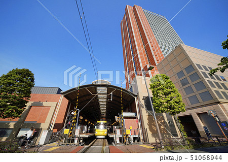 日本の東京都市景観　太陽光を反射する電車や東急世田谷線三軒茶屋駅、キャロットタワーなどを望む 51068944