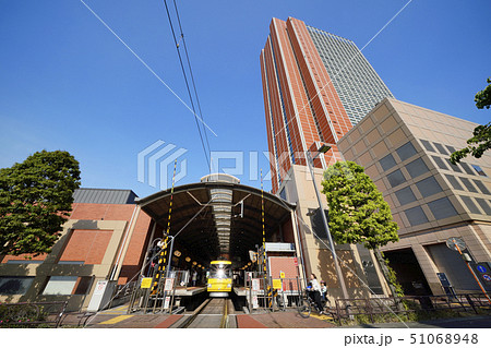日本の東京都市景観　太陽光を反射する電車や東急世田谷線三軒茶屋駅、キャロットタワーなどを望む 51068948