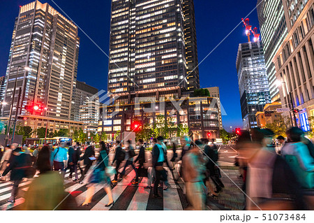 《東京都》丸の内・帰宅するビジネスマン 《東京都》丸の内・帰宅するビジネスマン 51073484