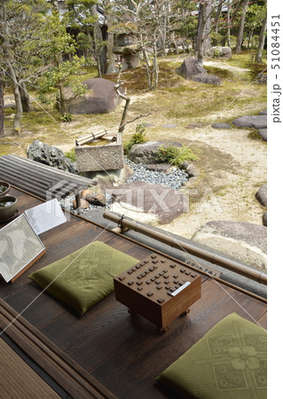 日本家屋の縁側に将棋 51084451