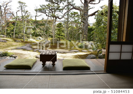日本家屋の縁側に将棋 51084453