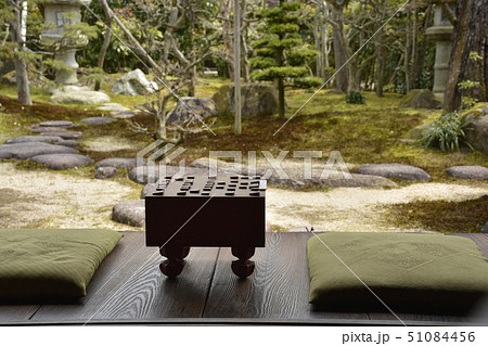 日本家屋の縁側に将棋 51084456