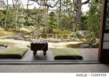 日本家屋の縁側に将棋 51084458