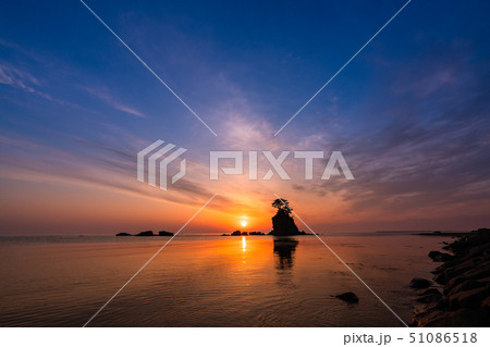 《富山県》雨晴海岸の日の出・自然風景 51086518