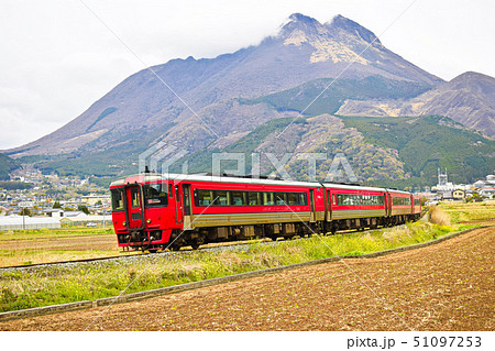 久大本線　由布岳をバックに走行する、別府行きゆふ号 51097253