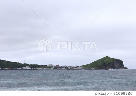 北海道　利尻島　鴛泊港とぺシ岬 51099236