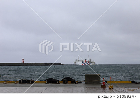 北海道　利尻島　鴛泊港を出港するハートランドフェリー 51099247