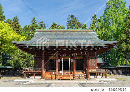 初夏の上杉神社本殿　山形米沢 51099315
