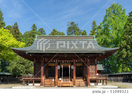 初夏の上杉神社本殿　山形米沢 51099321