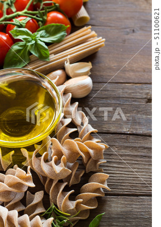 Olive oil, pasta, garlic and tomatoes Olive oil, pasta, garlic and tomatoes 51100621
