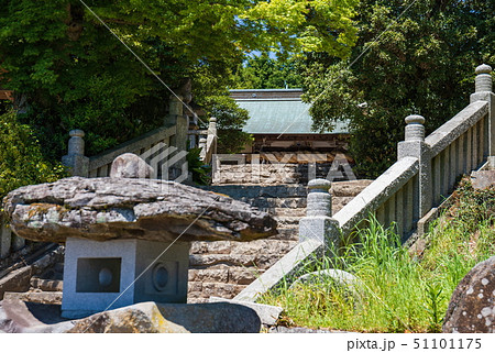 本宮への石段と石灯籠 高屋神社 (香川県三豊市) 本宮への石段と石灯籠 高屋神社 (香川県三豊市) 51101175