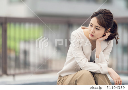 落ち込むビジネスウーマン  51104389