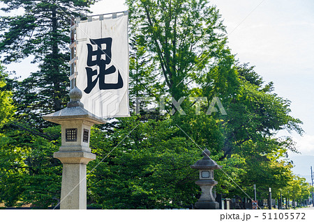 初夏の上杉神社　毘の軍旗　山形米沢 51105572