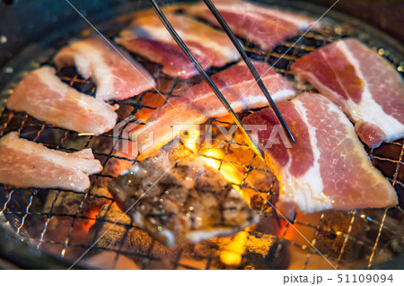 網の上で焼くジューシーな焼肉 51109094