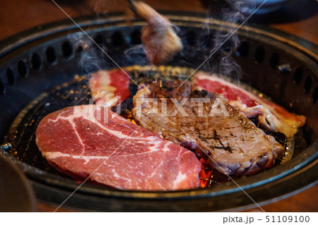 網の上で焼くジューシーな焼肉 網の上で焼くジューシーな焼肉 51109100