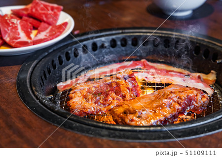 網の上で焼くジューシーな焼肉 網の上で焼くジューシーな焼肉 51109111